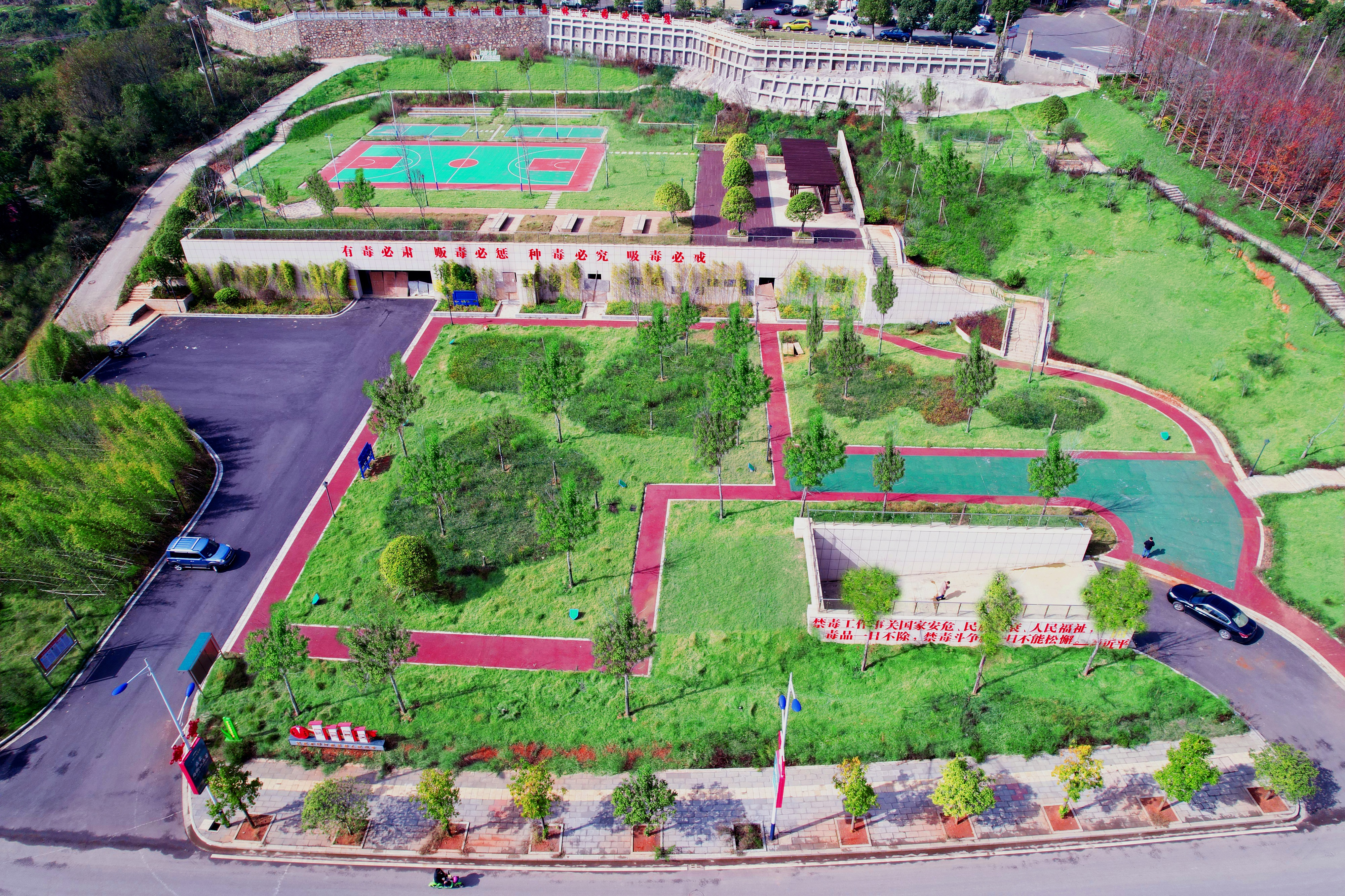 開(kāi)云路生態(tài)停車場(chǎng)